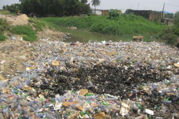 <p>Des conteneurs en plastique flottant sur la rivière Kalamu non loin de l’avenue Bongolo dans la commune de Kalamu à Kinshasa constituent une pollution de l’environnement. Ph. Radiookapi/Innocent Olenga</p>
